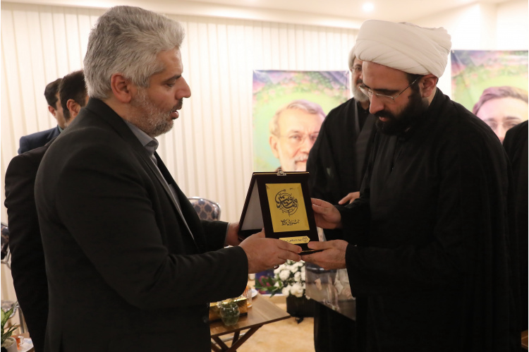 اهداء نشان جشنواره بین المللی مهدویت به خانواده شهید دکتر لاریجانی
