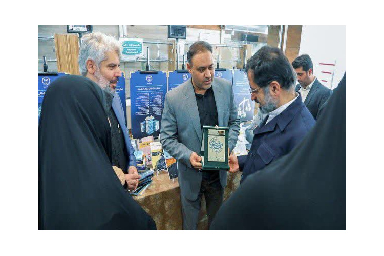 نشان مهدی ‌یاور به استاندار قم اهدا شد