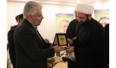 اهداء نشان جشنواره بین المللی مهدویت به خانواده شهید دکتر لاریجانی