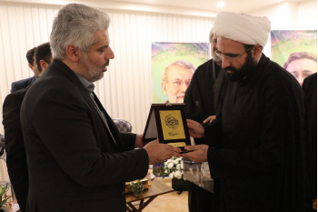 اهداء نشان جشنواره بین المللی مهدویت به خانواده شهید دکتر لاریجانی